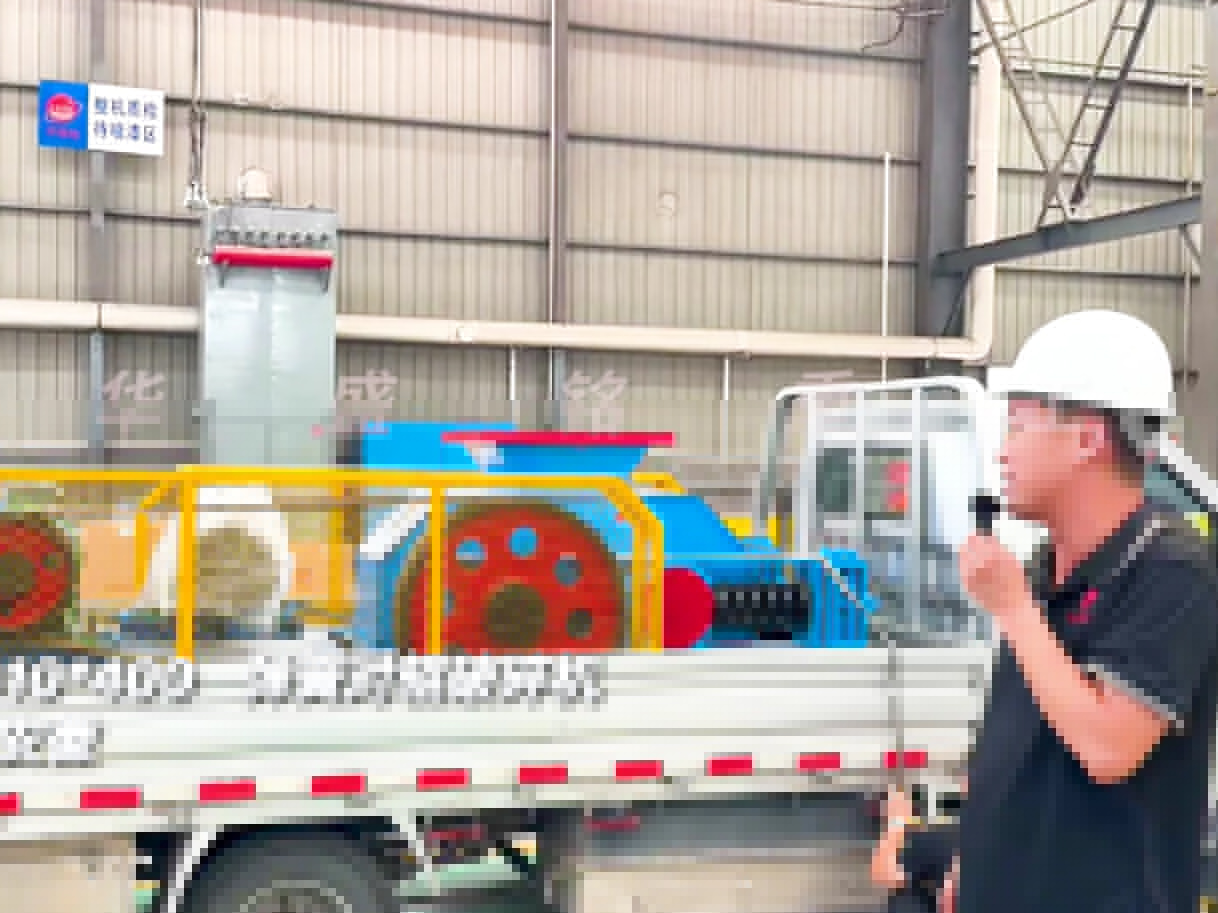 610*400彈簧對輥制砂機(jī)發(fā)往安徽六安