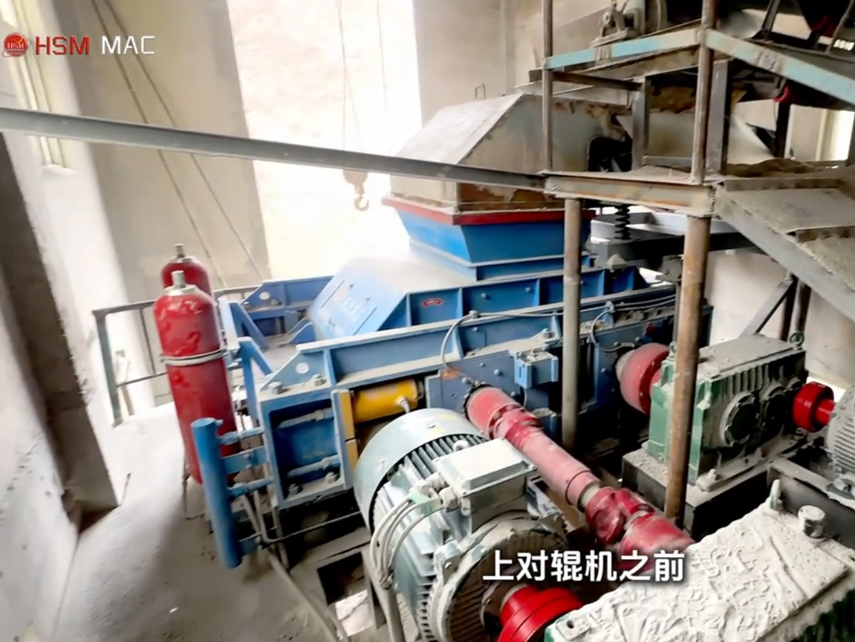 洛陽(yáng)金礦破碎用對(duì)輥破碎機(jī)生產(chǎn)現(xiàn)場(chǎng)